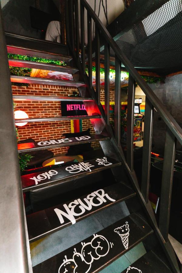 Capsule Art Deco - Jacuzzi - Netflix - Home Cinema - Arcade De Jeux & Nintendo Switch - 2 Chambres - Filet Suspendu Валансьен Экстерьер фото